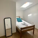 Modern And Spacious 3-bedroom With Balcony & Garden Near شقة