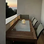 Modern And Spacious 3-bedroom With Balcony & Garden Near مالينسكا