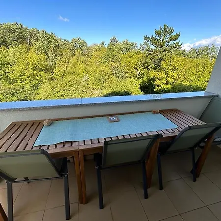 דירה Modern And Spacious 3-bedroom With Balcony & Garden Near מאלינסקה