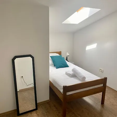Modern And Spacious 3-bedroom With Balcony & Garden Near דירה