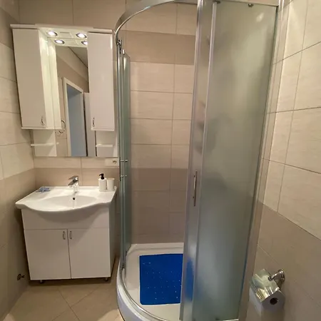 דירה Modern And Spacious 3-bedroom With Balcony & Garden Near