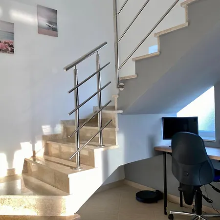 Modern And Spacious 3-bedroom With Balcony & Garden Near דירה *