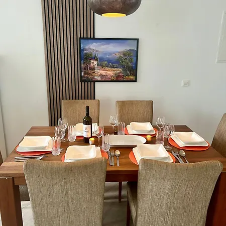 Apartment Modern And Spacious 3-Bedroom Apartment With Balcony & Garden Near Beach