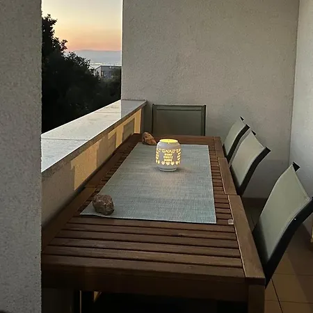 Modern And Spacious 3-Bedroom Apartment With Balcony & Garden Near Beach Malinska