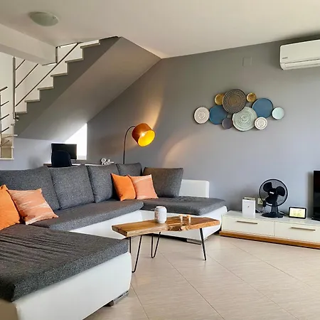 Modern And Spacious 3-Bedroom Apartment With Balcony & Garden Near Beach Malinska
