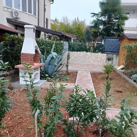 Modern And Spacious 3-Bedroom Apartment With Balcony & Garden Near Beach * Malinska