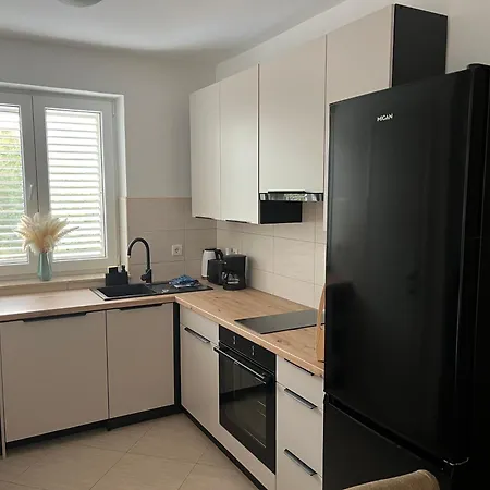 Modern And Spacious 3-bedroom With Balcony & Garden Near Apartment