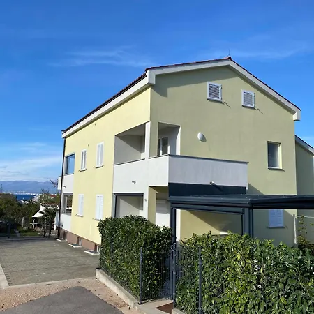 Modern And Spacious 3-bedroom With Balcony & Garden Near