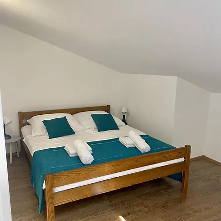 Modern And Spacious 3-bedroom With Balcony & Garden Near